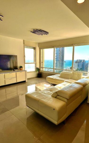 Beachfront apartment in Bat Yam